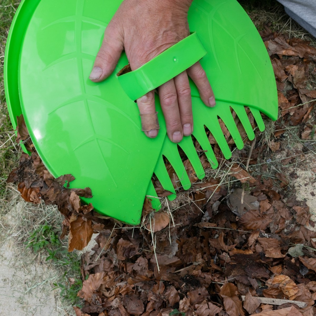 Leaf Grab Garden Cleaning Scoops, Green - Dandys Landscape Supplies