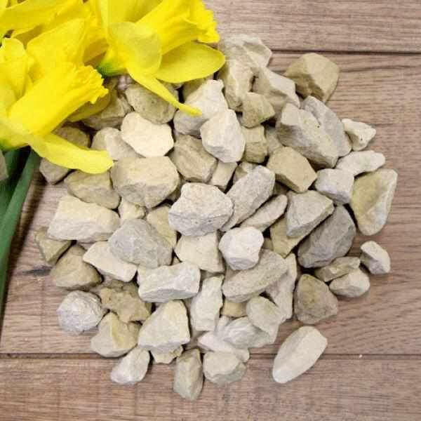Cotswold Buff Gravel Sample - Dandy's Topsoil & Landscape Supplies